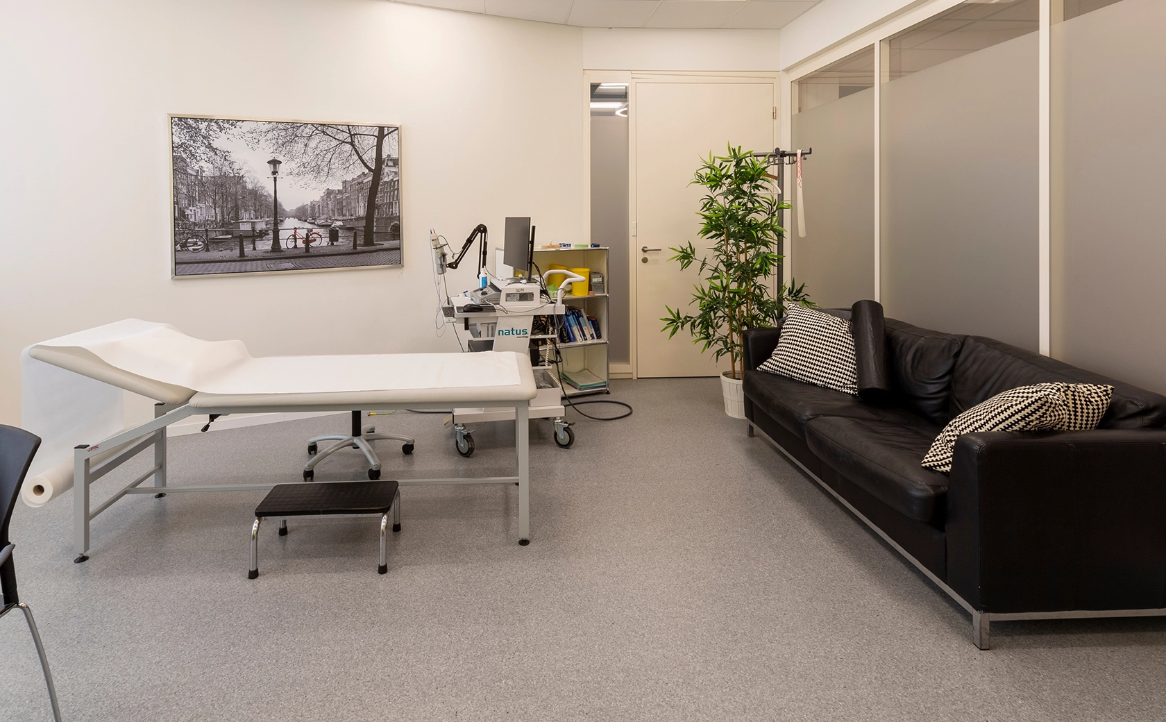 Behandlungsraum mit Liege und Sofa