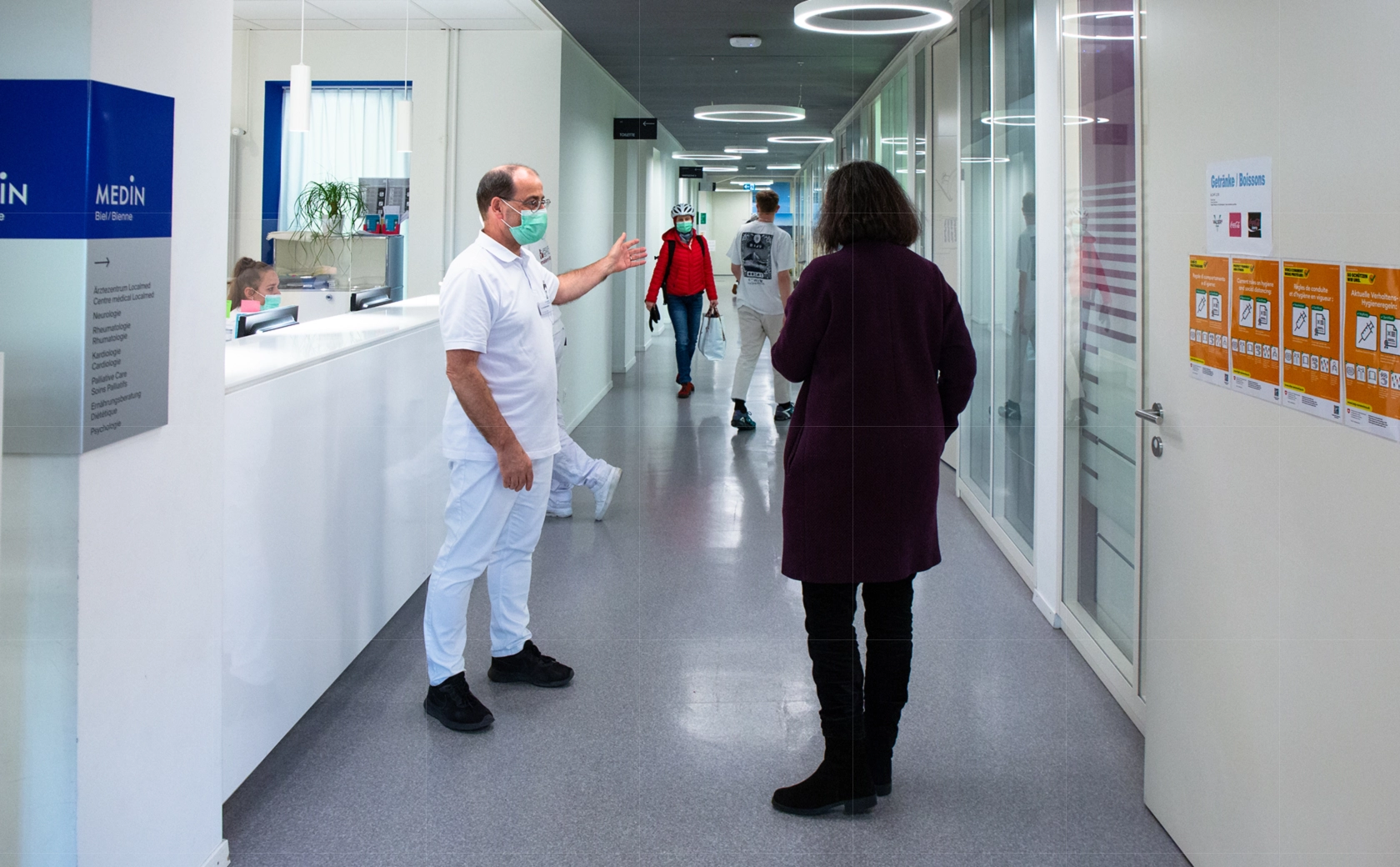 Arzt und Patientin im Korridor