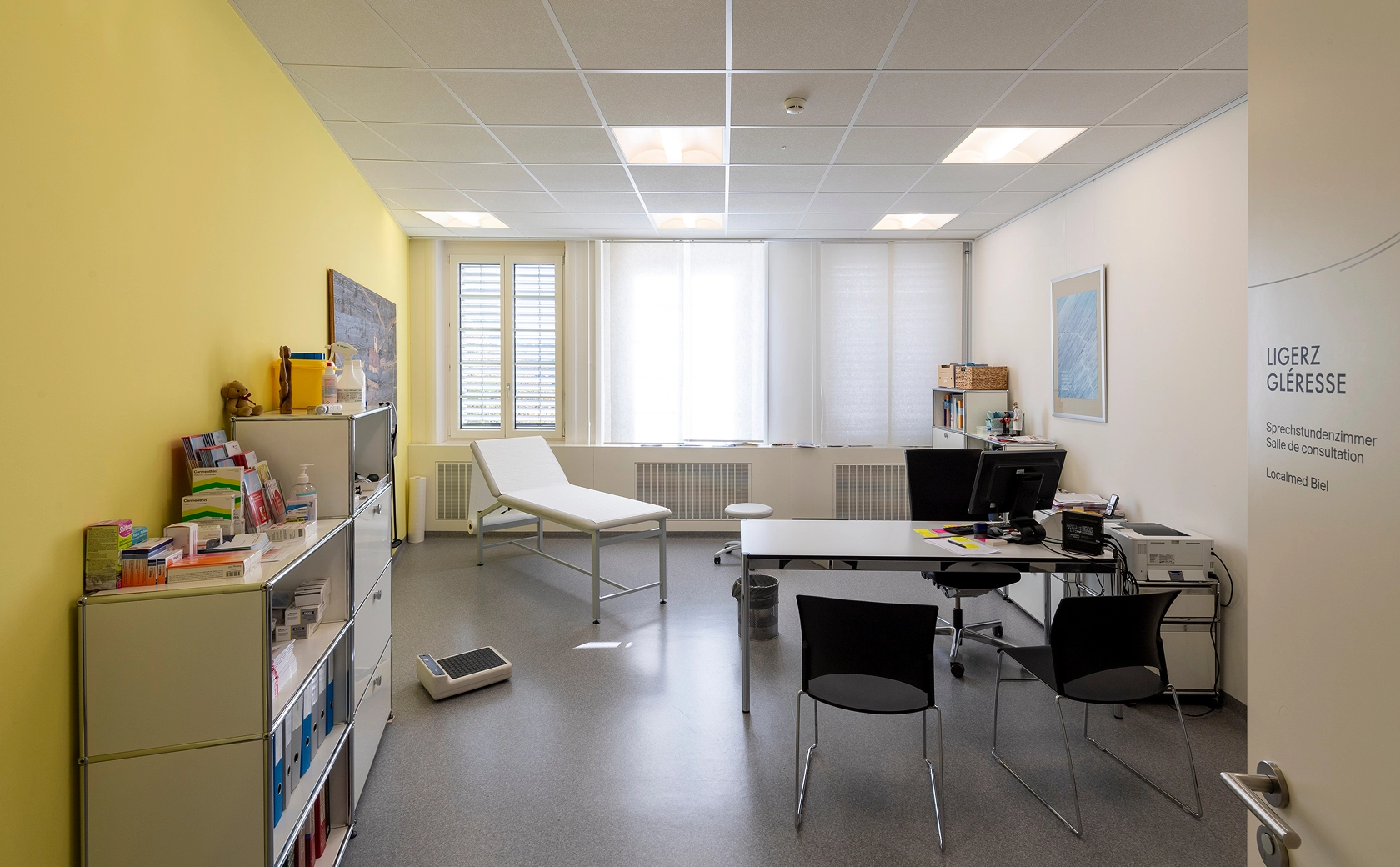 Sprechzimmer mit Schreibtisch und Untersuchungsliege