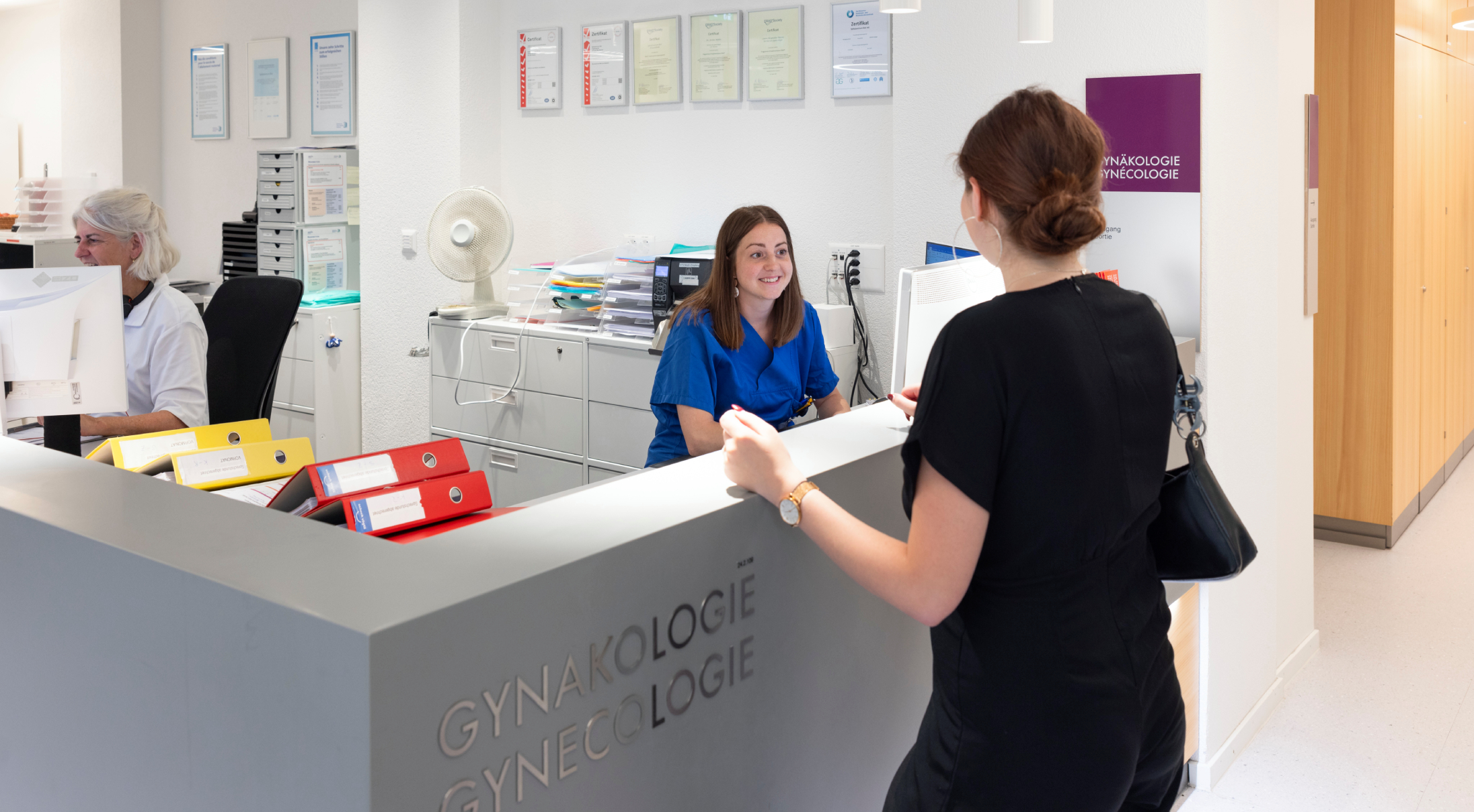 Patientin am Empfang der Gynäkologie
