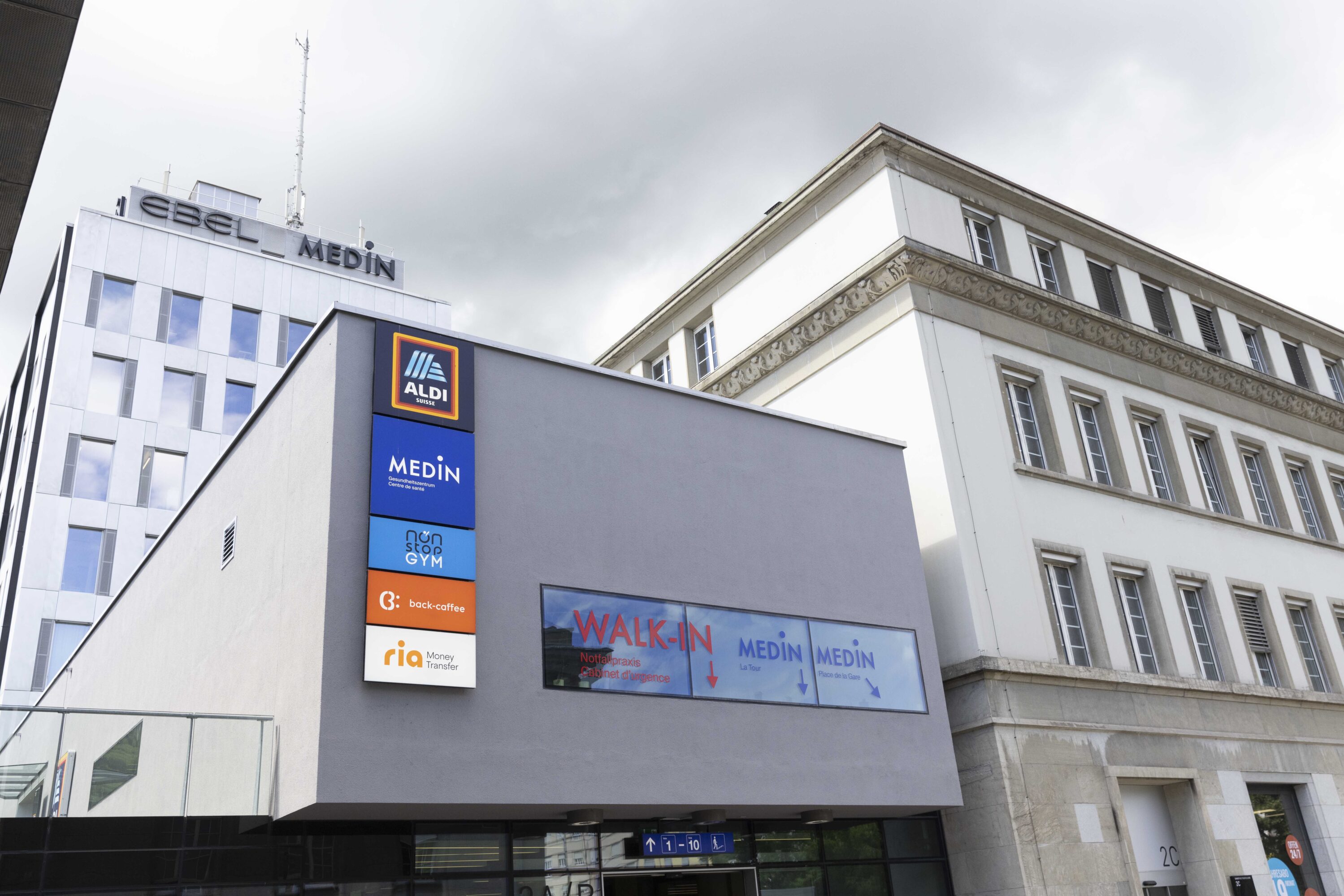 Aussenansicht des MEDIN-Gebäudes am Bahnhofplatz Biel/Bienne