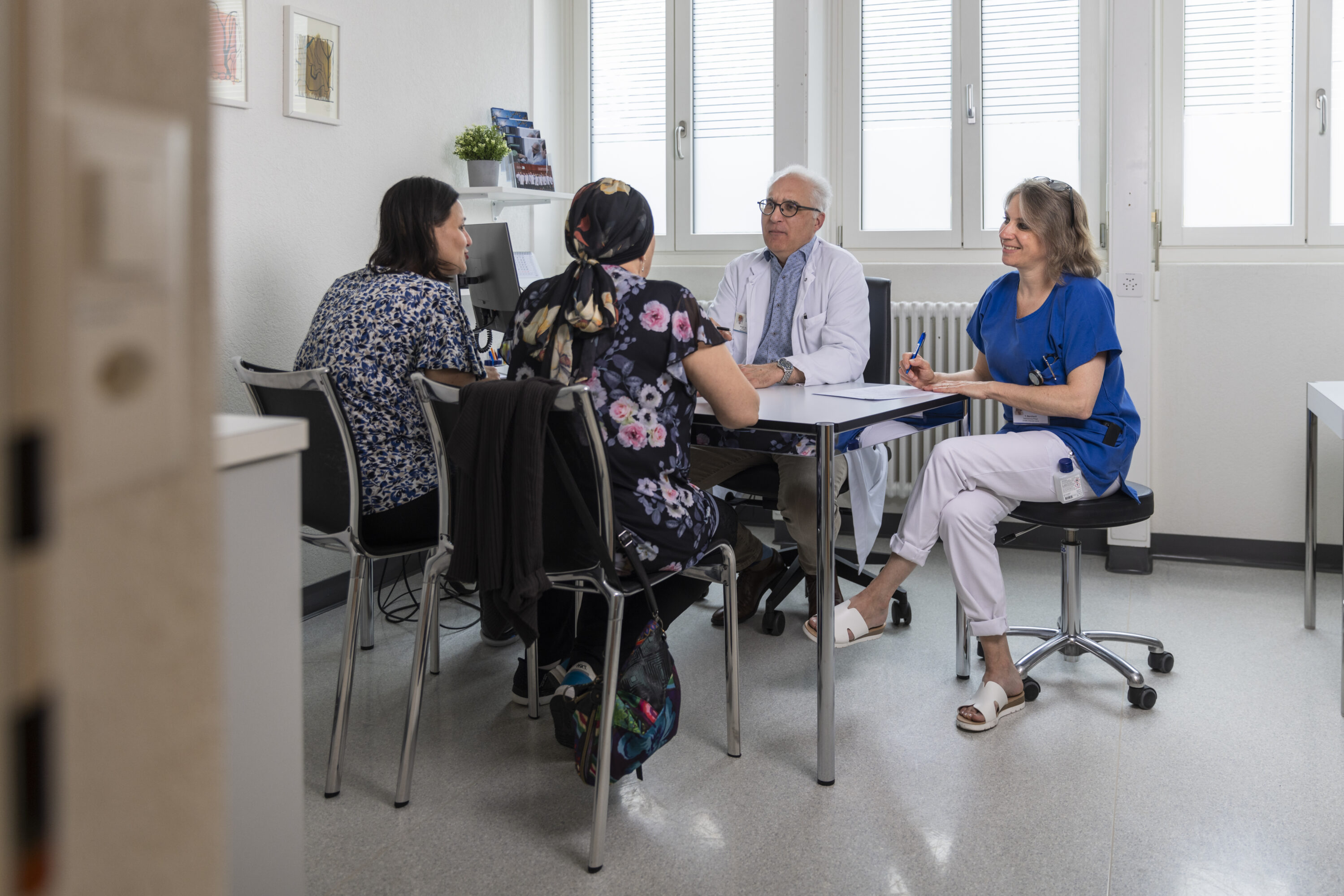 Ärzteteam im Gespräch mit einer Patientin