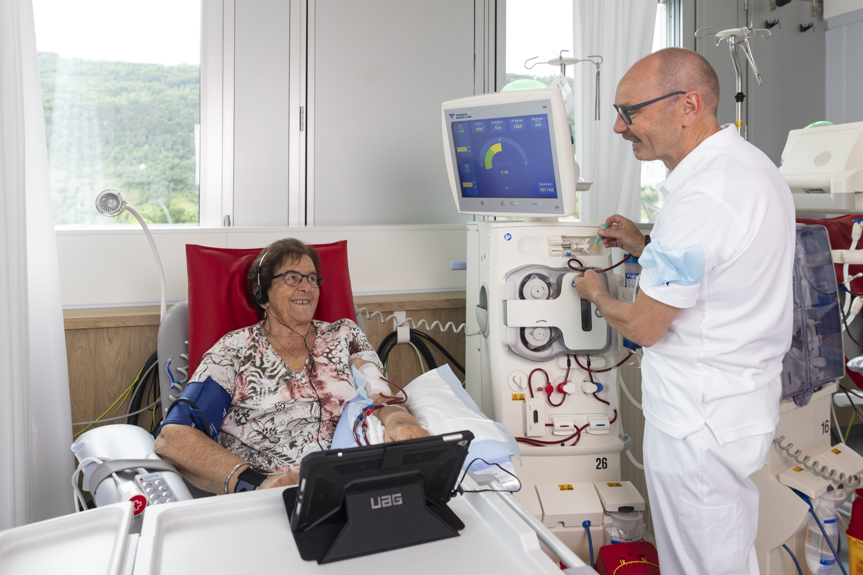 Patientin bei der Dialyse mit Pflegefachmann