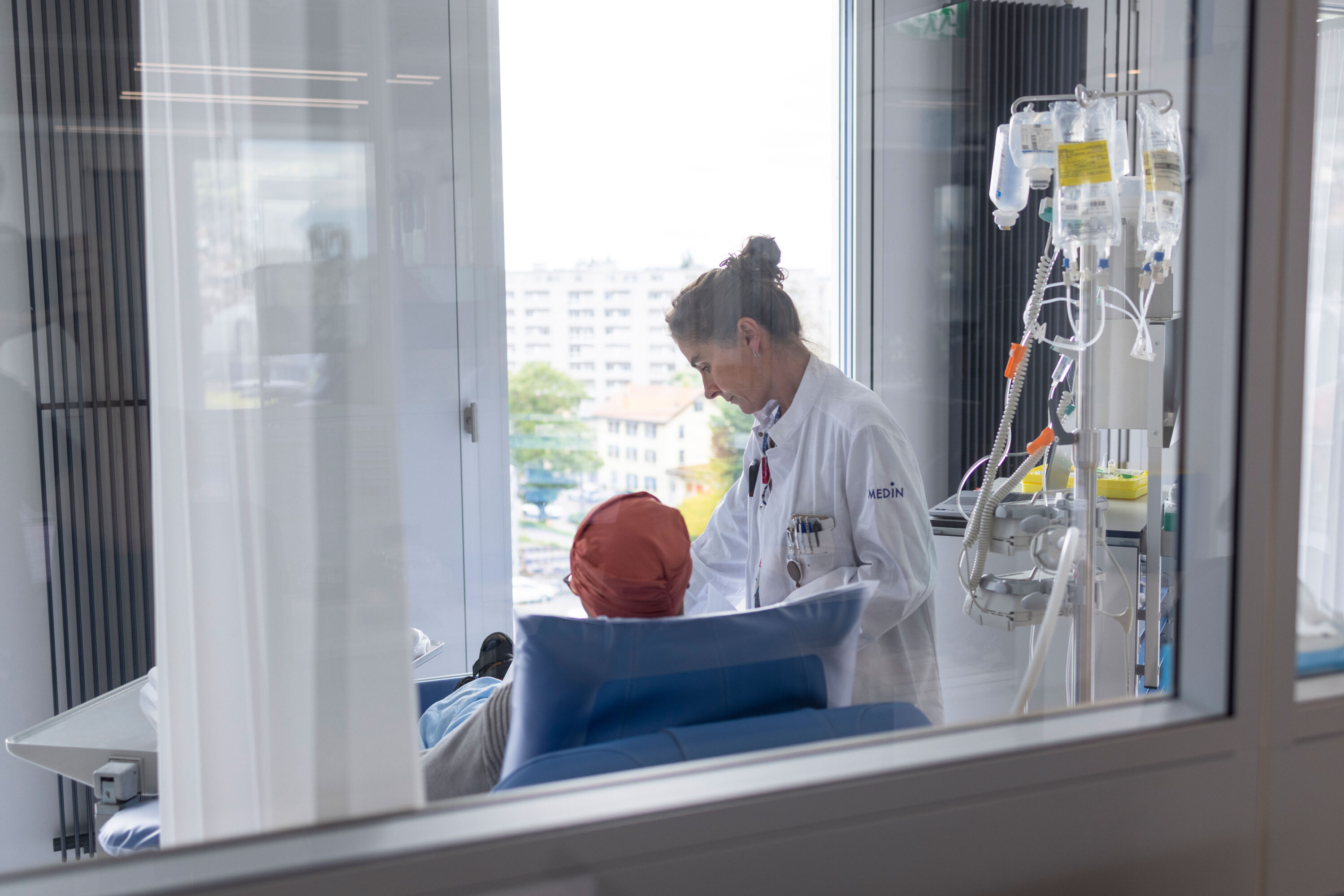 Ärztin betreut eine Patientin während der Infusion