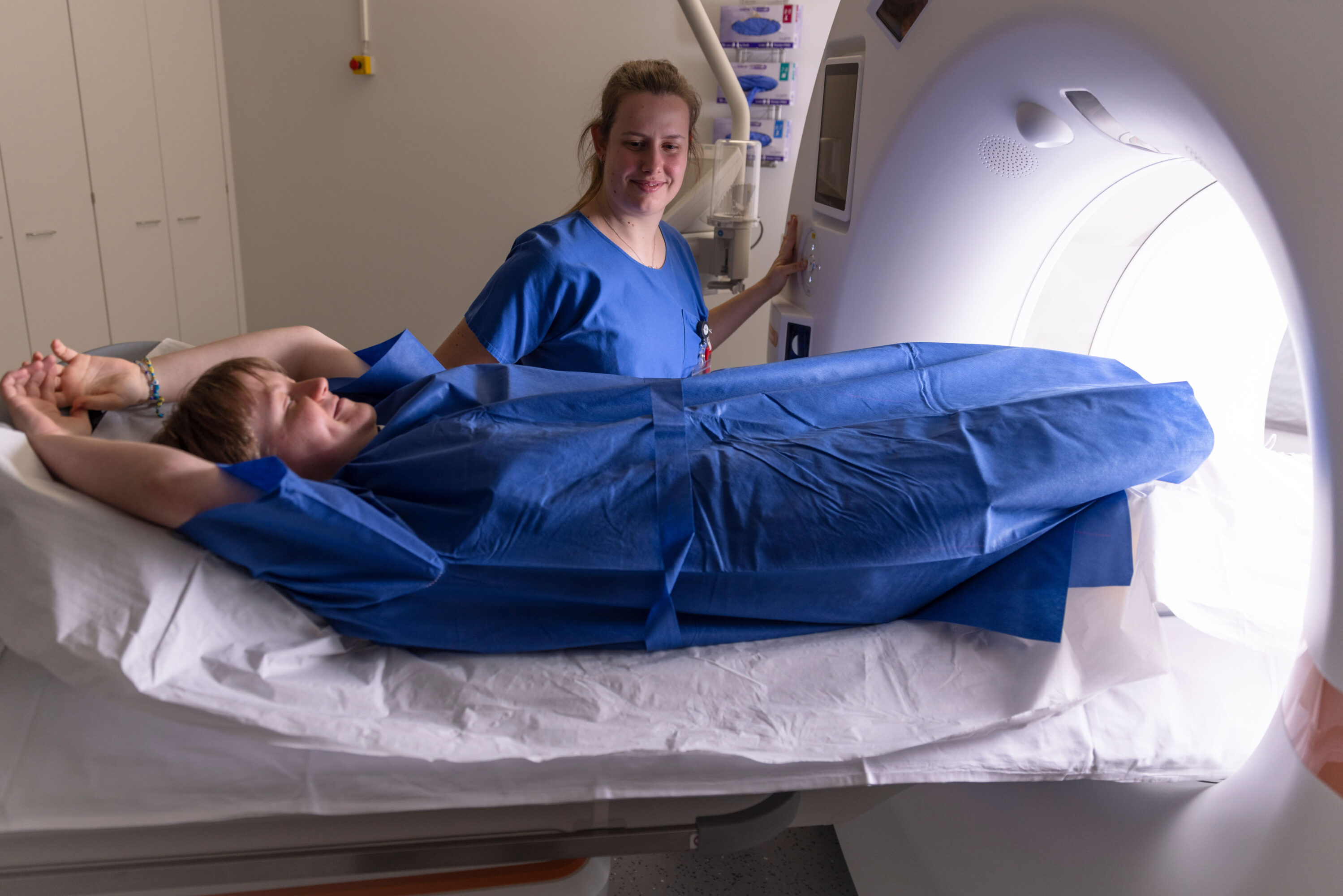Patient bei einer bildgebenden Untersuchung in der Radiologie