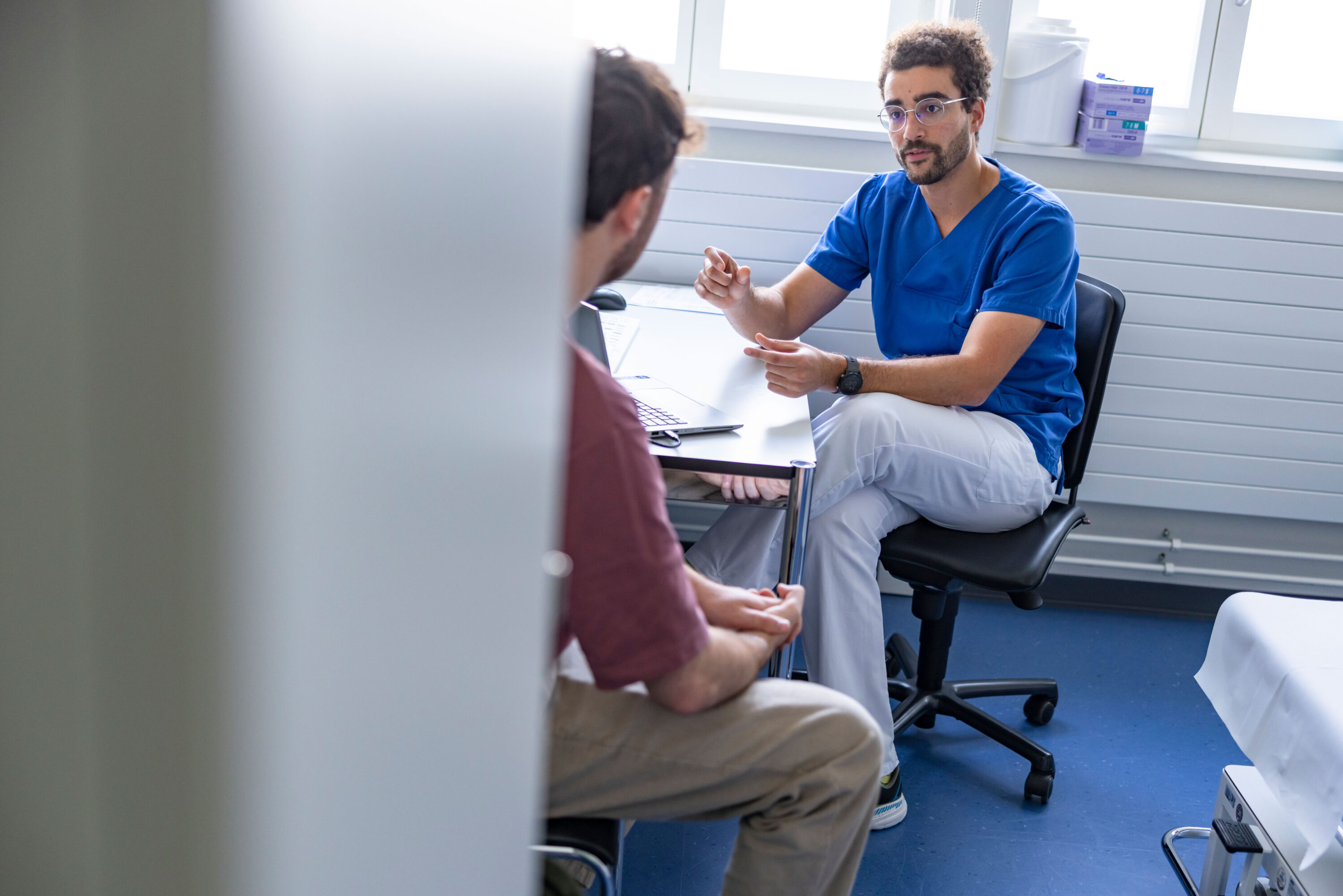 Urologe im Gespräch mit einem Patienten